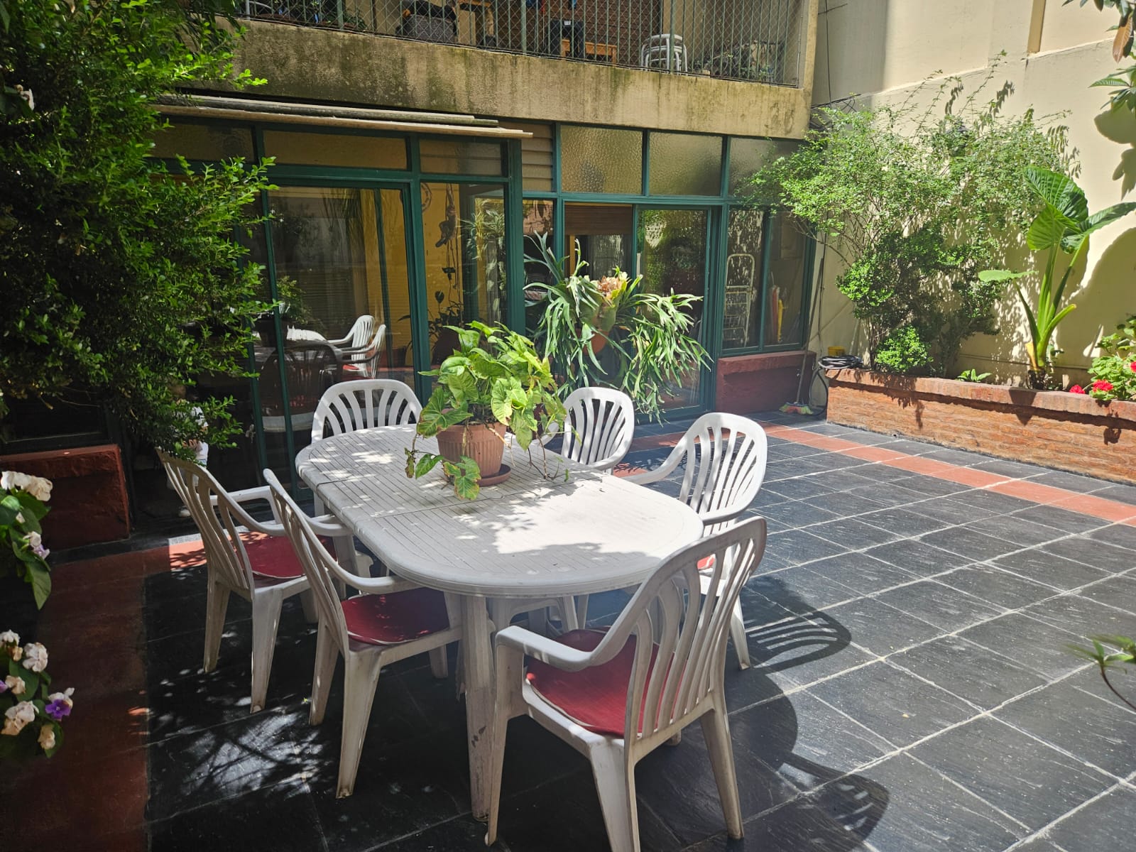 Jardín con parrilla